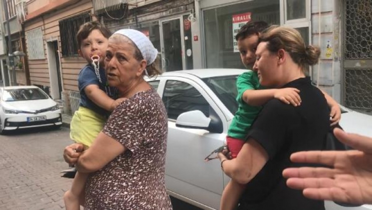 Otomobilde mahsur kalan ikiz bebekleri çilingir kurtardı