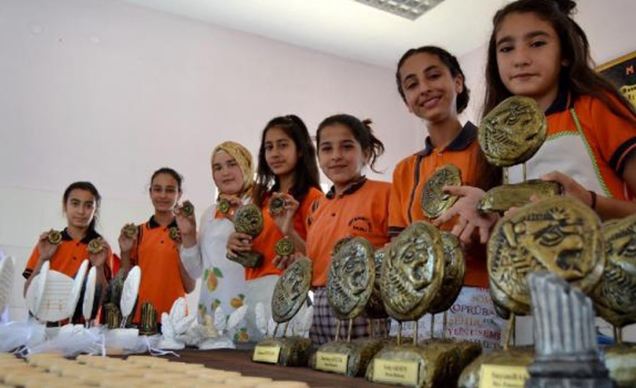 Parayı bulan uygarlığın simgesi ile gelir elde ediyorlar