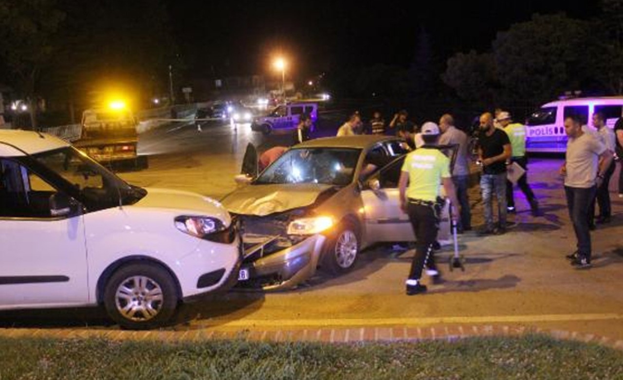 Polis aracı ile otomobil çarpıştı: 2'si polis,  5 yaralı 