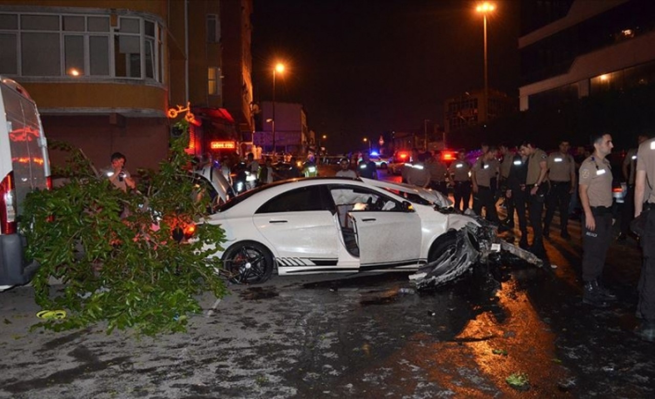 Polisin 'dur' ihtarına uymadı,  yayaların arasına daldı: Yaralılar var