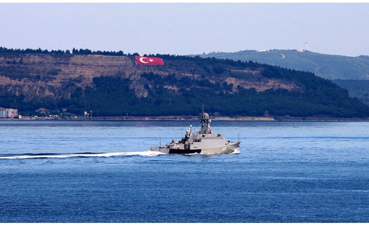 Rus savaş gemisi,  Çanakkale Boğazı'ndan geçti