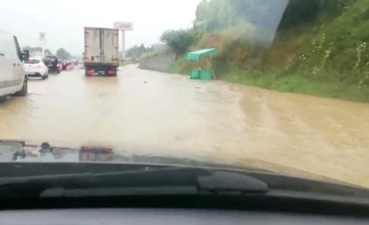Sel nedeniyle E-5 karayolu iki yönlü trafiğe kapandı