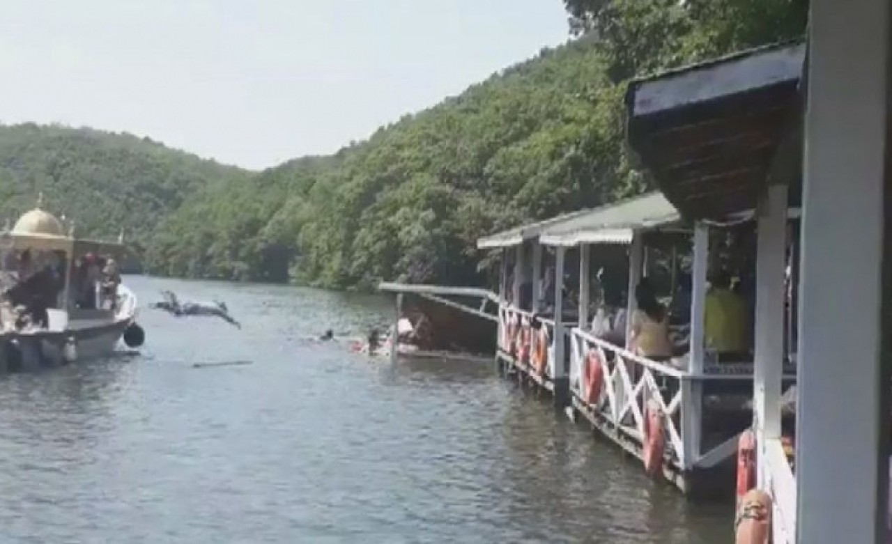 Şile'de çardak çöktü,  vatandaşlar göle düştü