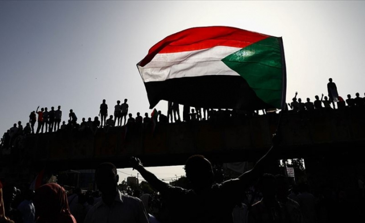 Sudan ordusu demokrasi nöbeti tutan halka müdahale etti: En az 2 ölü