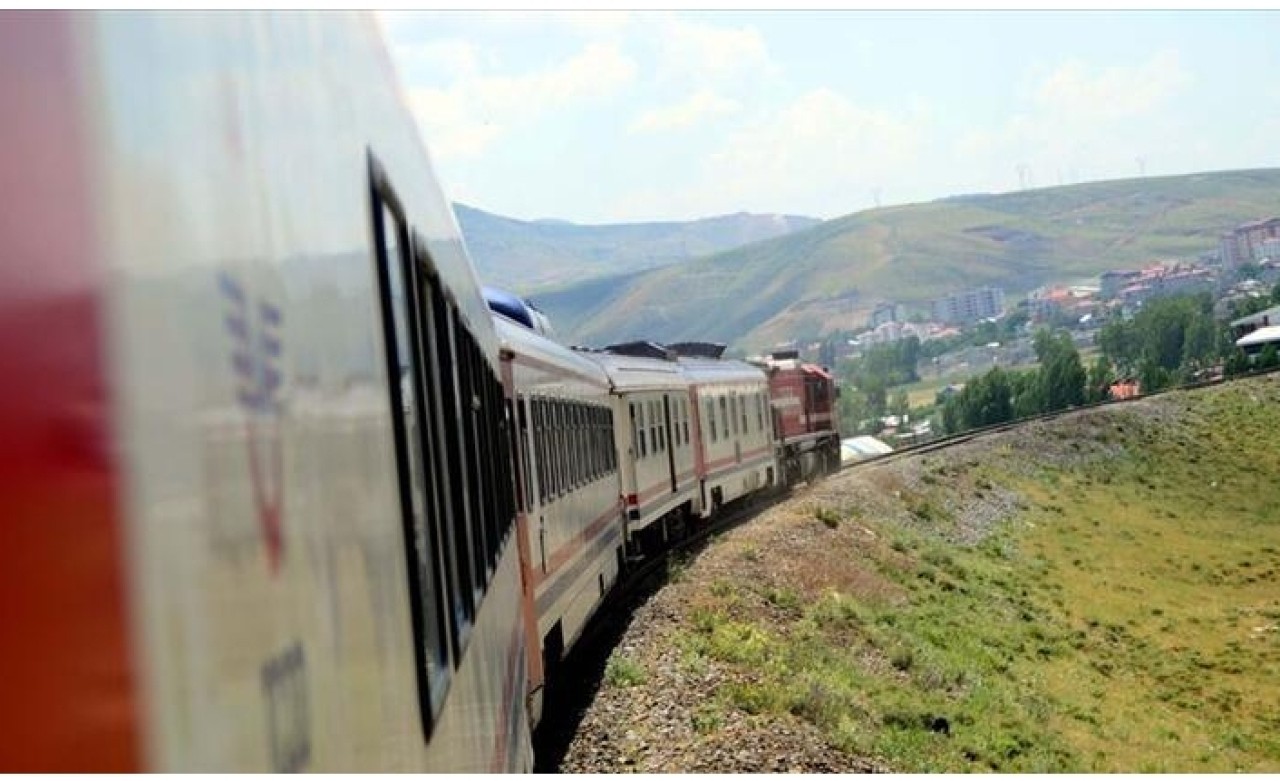 Tahran-Van treninin ilk yolcuları Van'a ulaştı