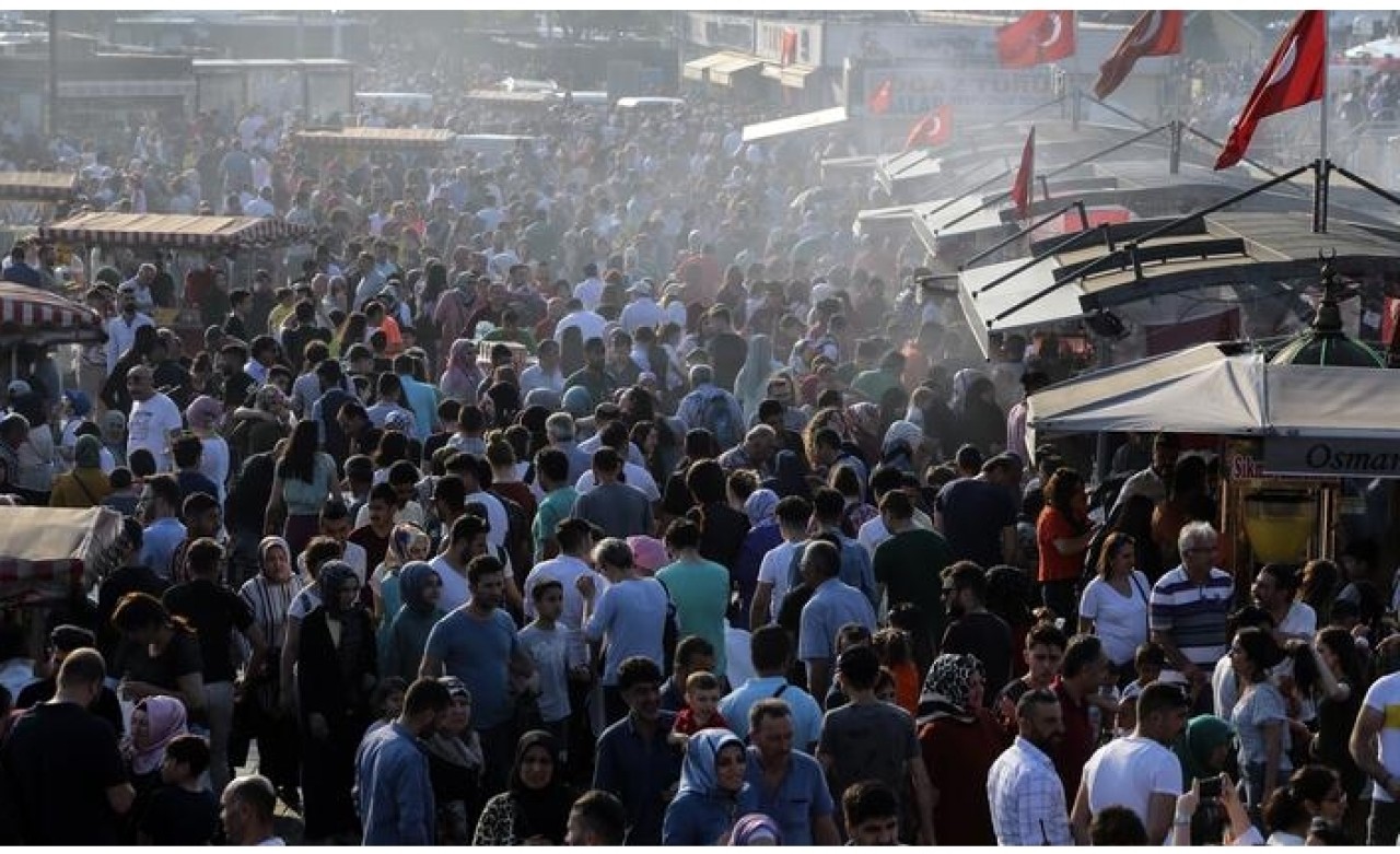 Tatile gitmeyen oraya gitti! Kalabalık caddelere taştı