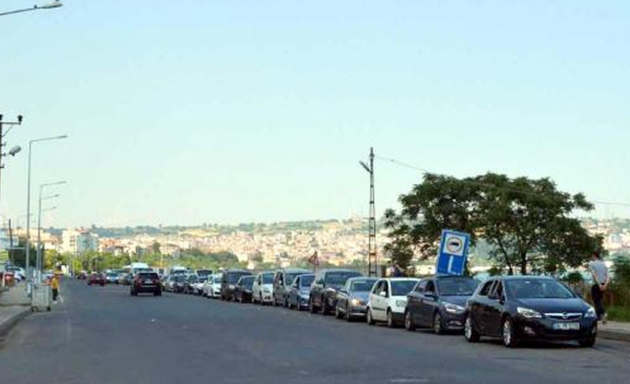 Tekirdağ'da feribot iskelesinde araç kuyruğu