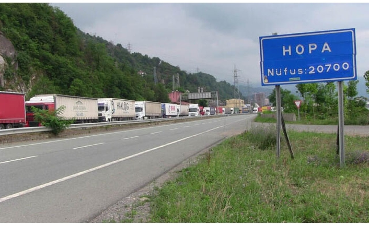 Tırlar kapıda kaldı: Kuyruk uzadıkça uzadı