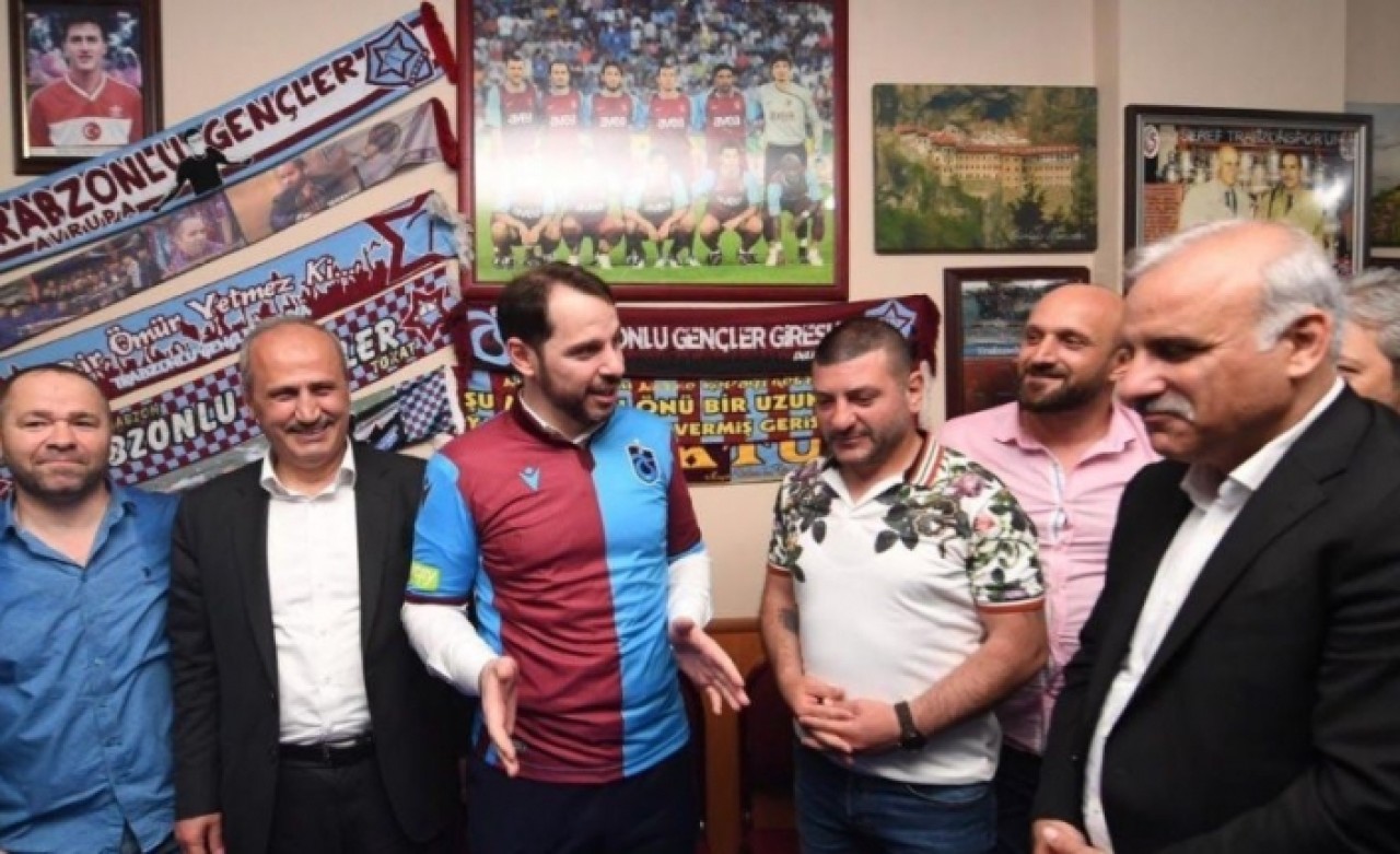 Trabzonspor forması hediye edilen Albayrak: 2010-2011 sezonunun şampiyon formaları yapılmış