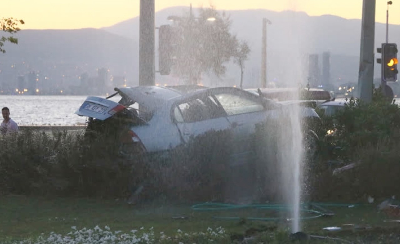 Trafik ışıklarına çarpan otomobildeki 2 kişi hayatını kaybetti
