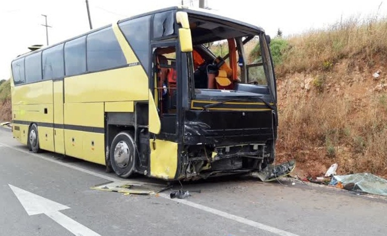 Tur otobüsüyle otomobil çarpıştı: 4 ölü,  48 yaralı