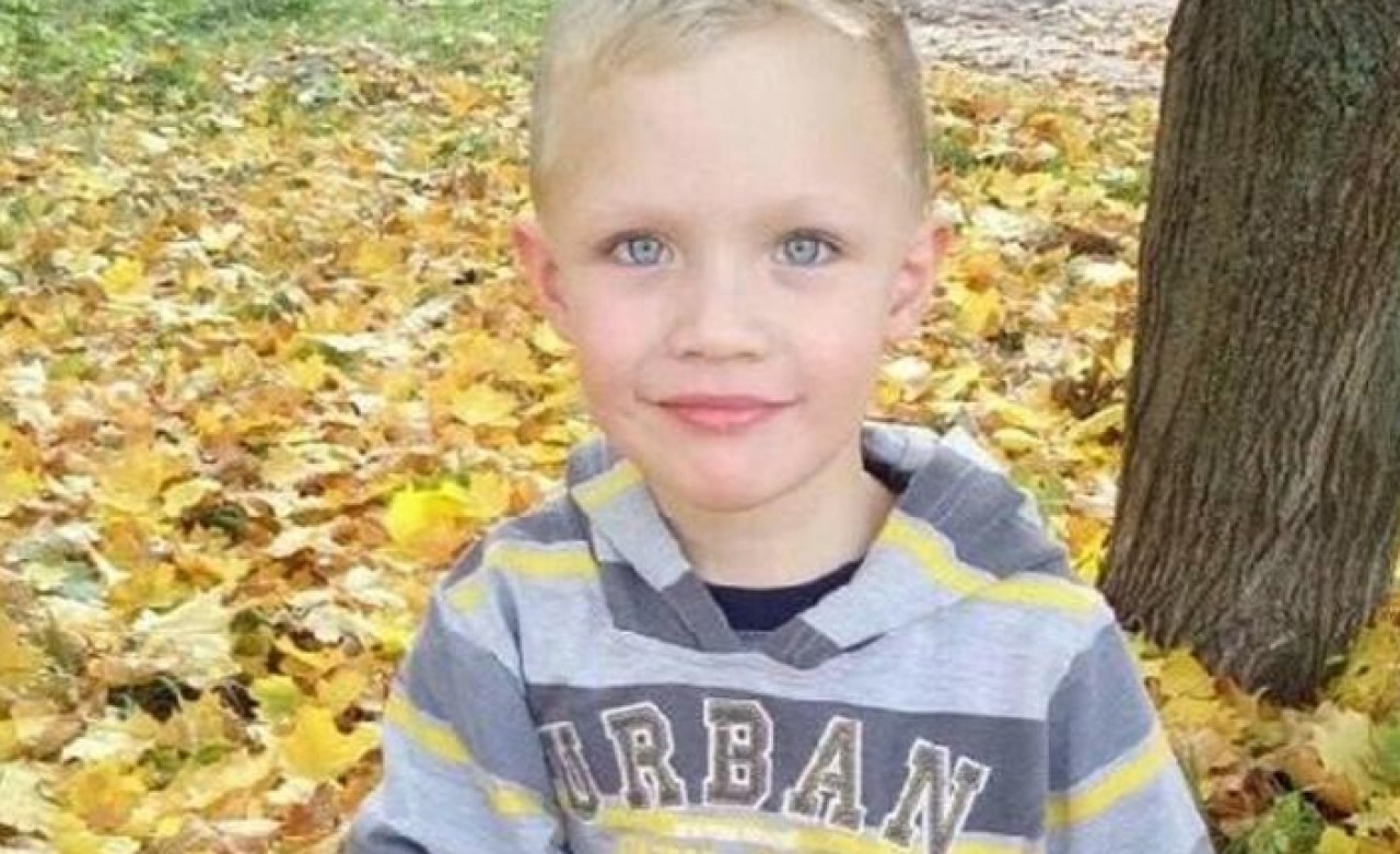 Tenekelere ateş eden alkollü polisler bir çocuğu öldürdü