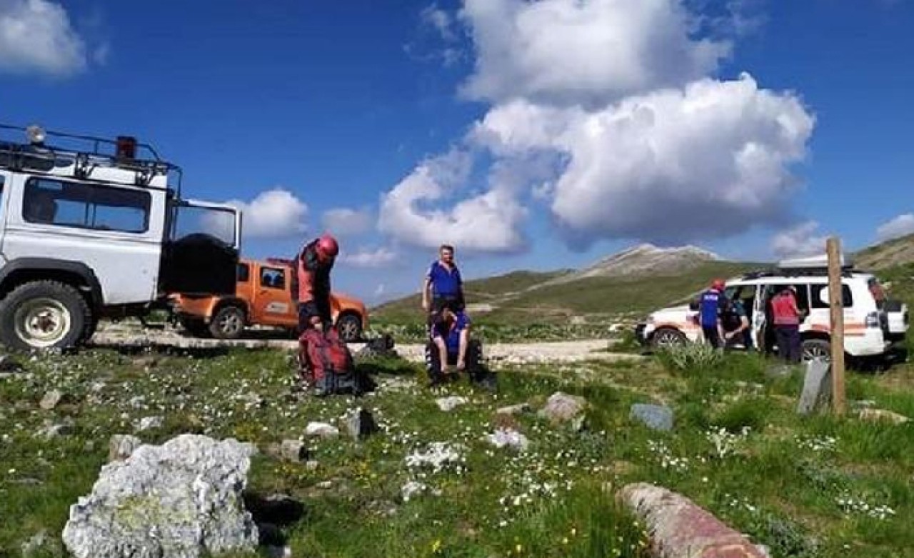 Kamp yaparken yaralanan 2 turist dağcıyı ekipler kurtardı
