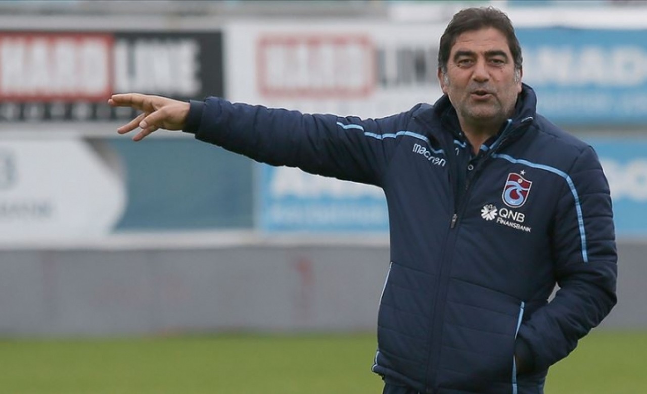 Ünal Karaman sözleşmeyi imzalıyor