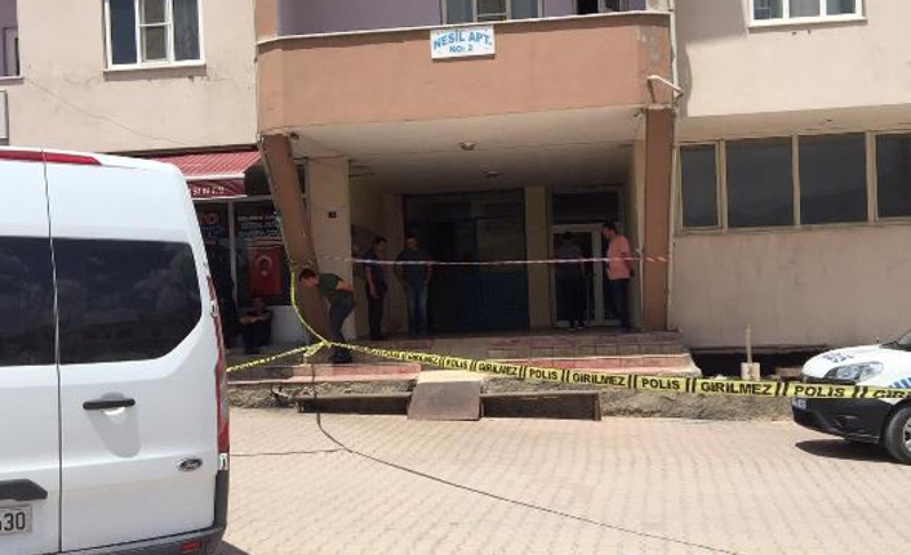 Uzman çavuş ve eşi,  evlerinde başlarından vurulmuş halde bulundu