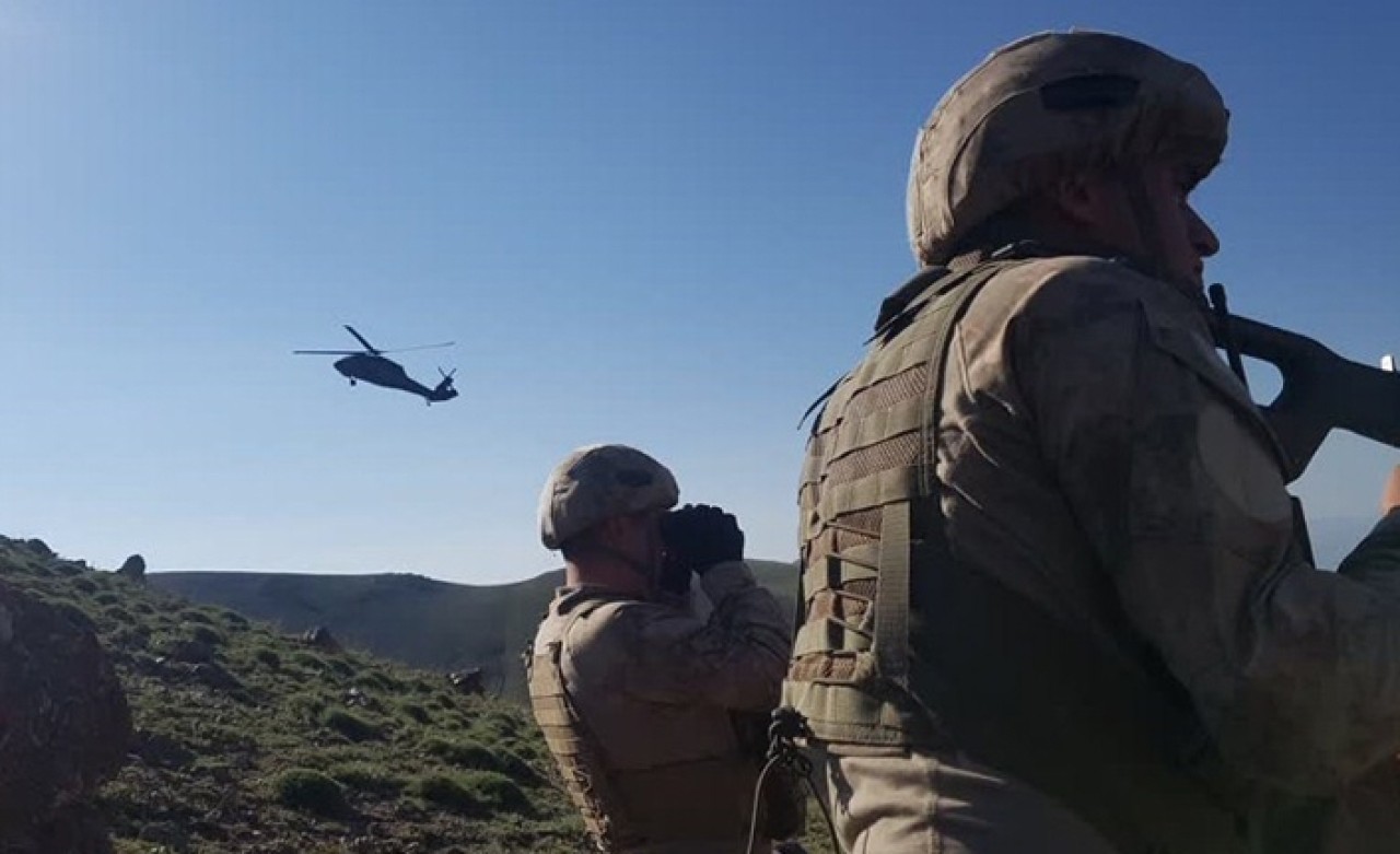 Van'da PKK'lı teröristlere ait yaşam malzemeleri ele geçirildi