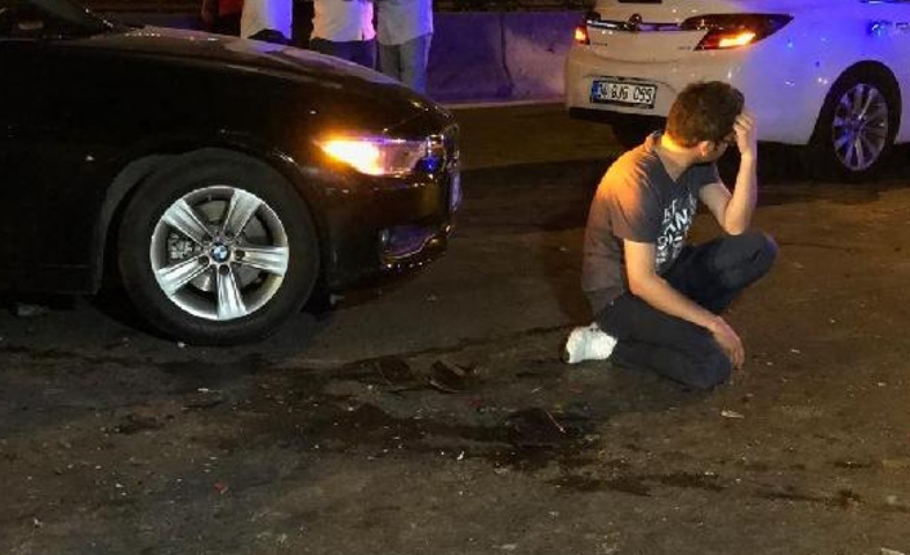 Yarış sırasında makas atarken zincirleme kazaya neden oldular: 7 yaralı