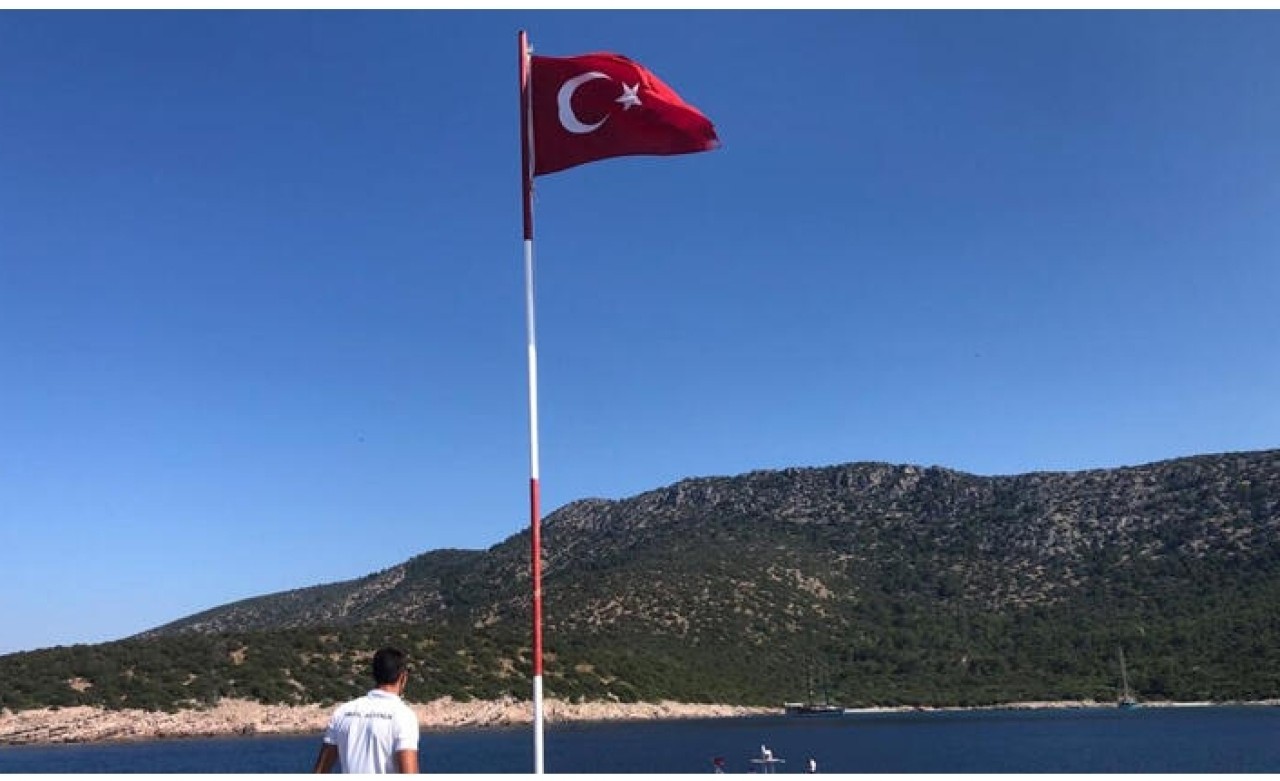 Yassıkaya'da düşen Türk bayrağını Sahil Güvenlik yeniden dalgalandırdı