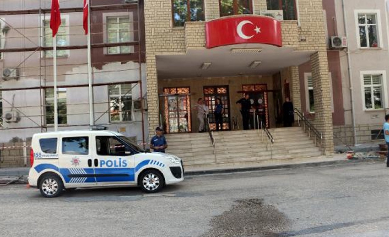 YKS'de kimliğini unutan öğrencilerin yardımına polis yetişti