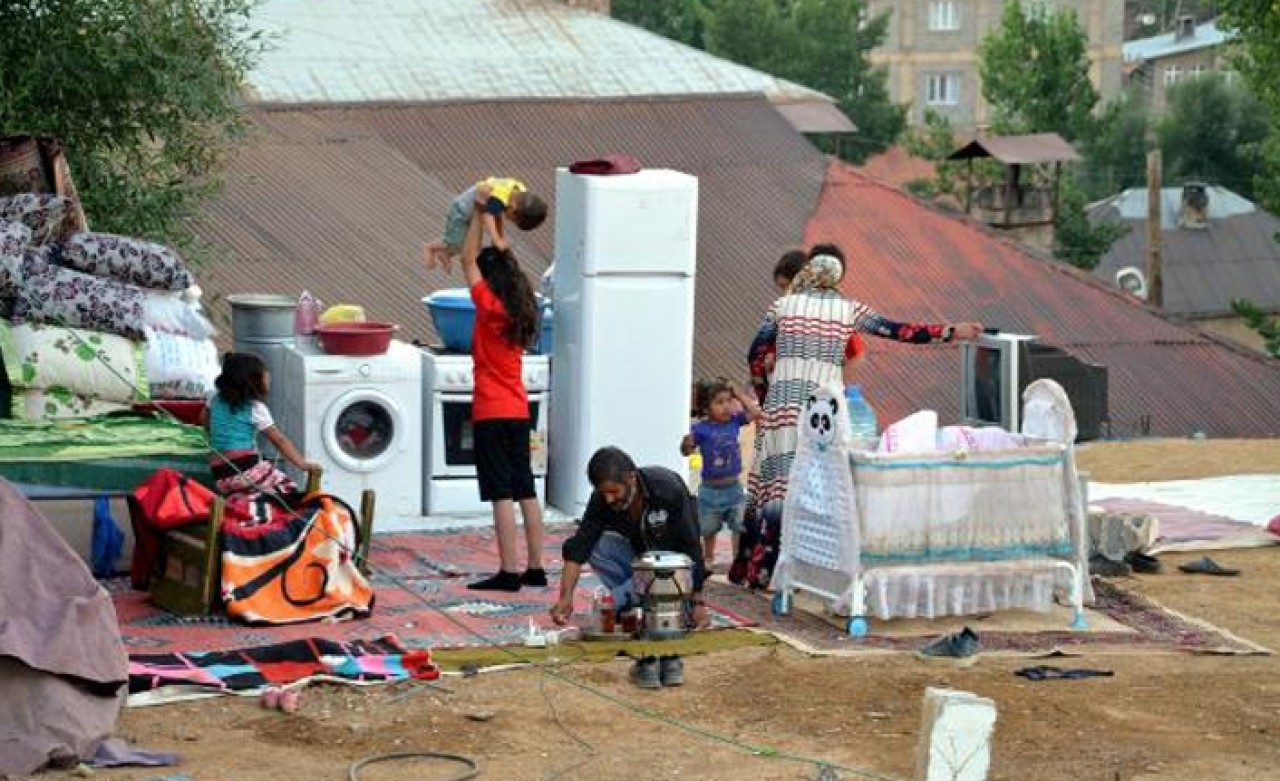 15 gündür evin damında yaşıyorlar