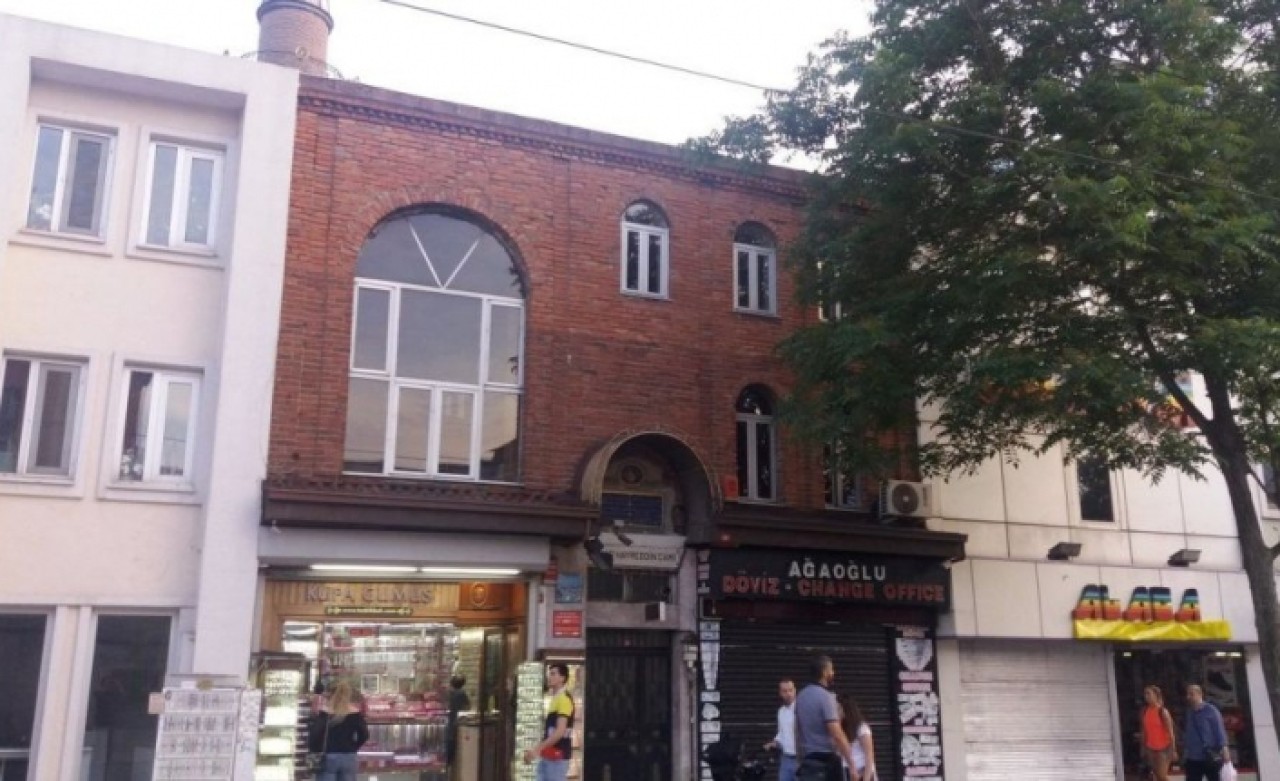 531 yıllık caminin altına iş yerleri açıldı,  duvarlarına klimalar monte edildi,  camekanlarına pimapen takıldı