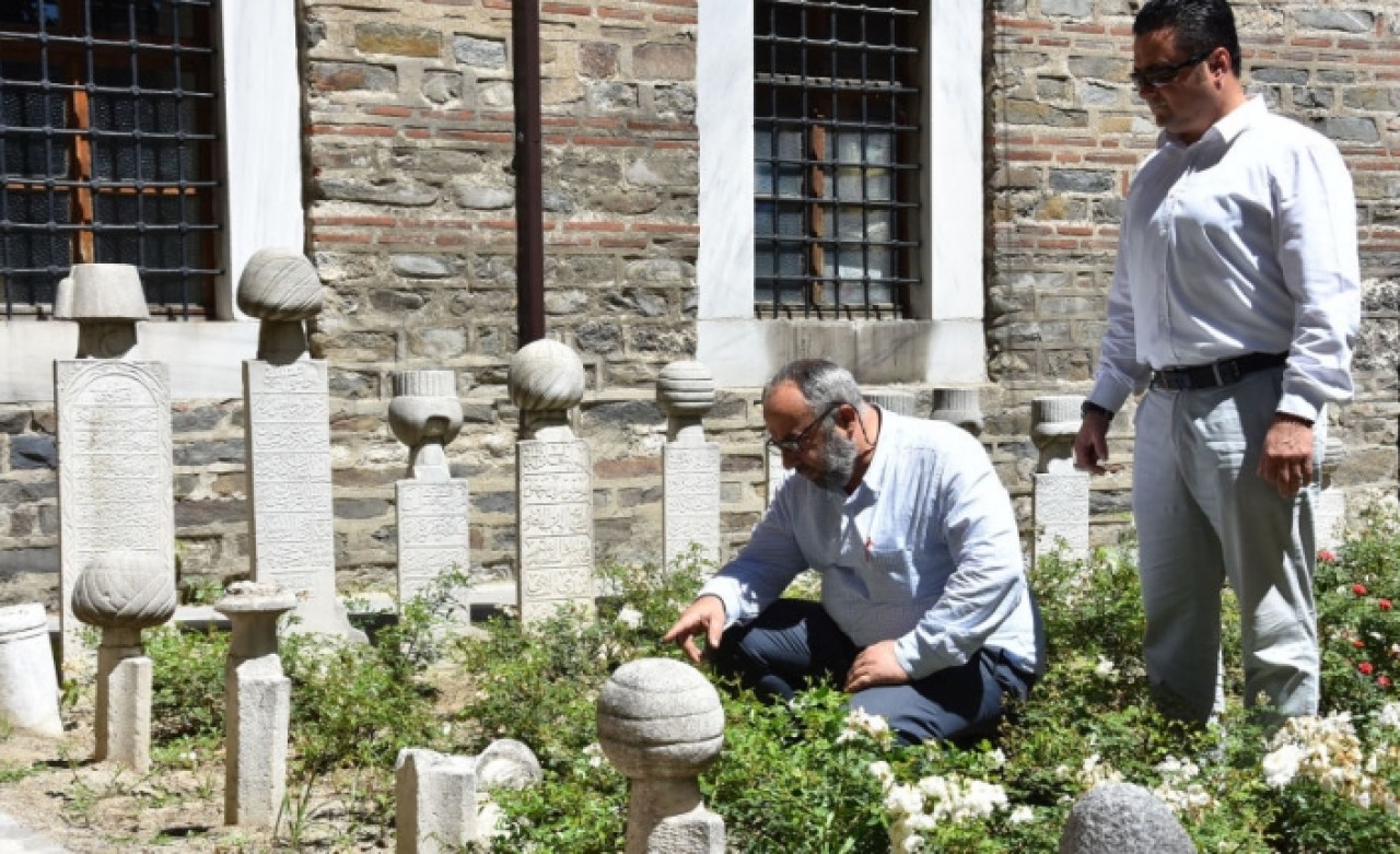 600 yıllık külliyedeki mezar taşlarını kırdılar