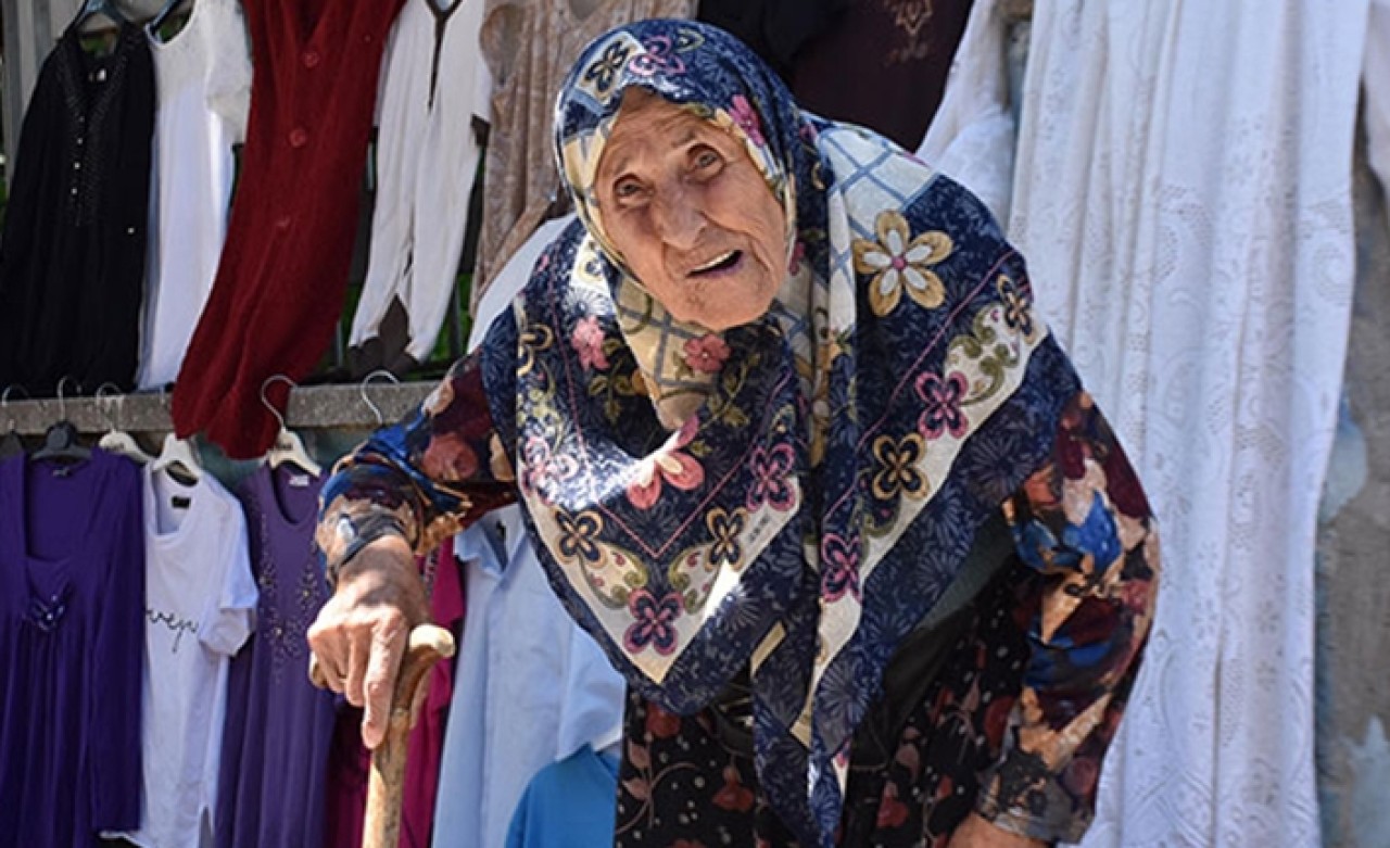 90 yaşında pazarda tezgah açıp,  hasta oğluna bakıyor