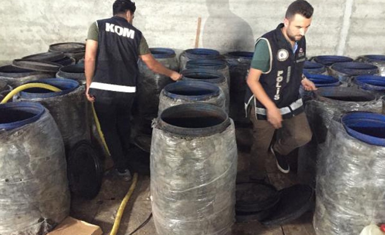Adana'da 5 bin 400 litre sahte içki ele geçirildi
