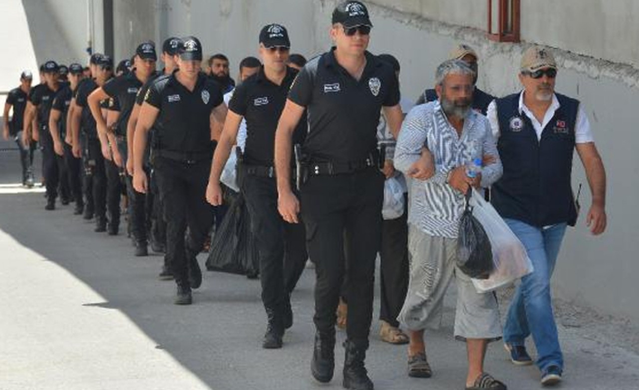 Adana'da DEAŞ haraç çetesi şüphelisi 17 kişi adliyede