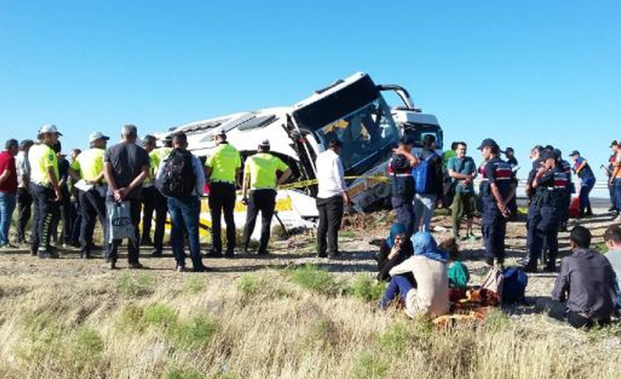 Aksaray'da yolcu otobüsü şarampole devrildi: 41 yaralı