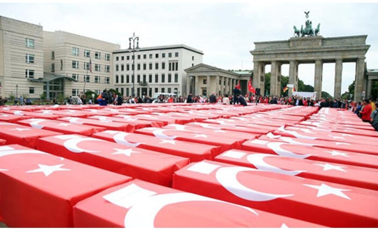Almanya'nın tarihi meydanında dikkat çeken anma