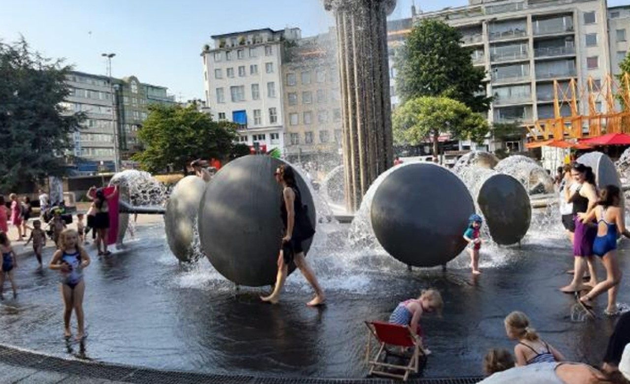 Almanya tarihi sıcağı yaşadı… Park ve nehir kenarına akın ettiler