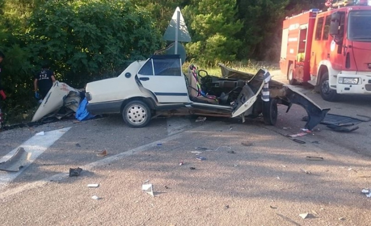 Antalya'da yolcu otobüsüyle otomobil çarpıştı: 2 ölü,  3 yaralı