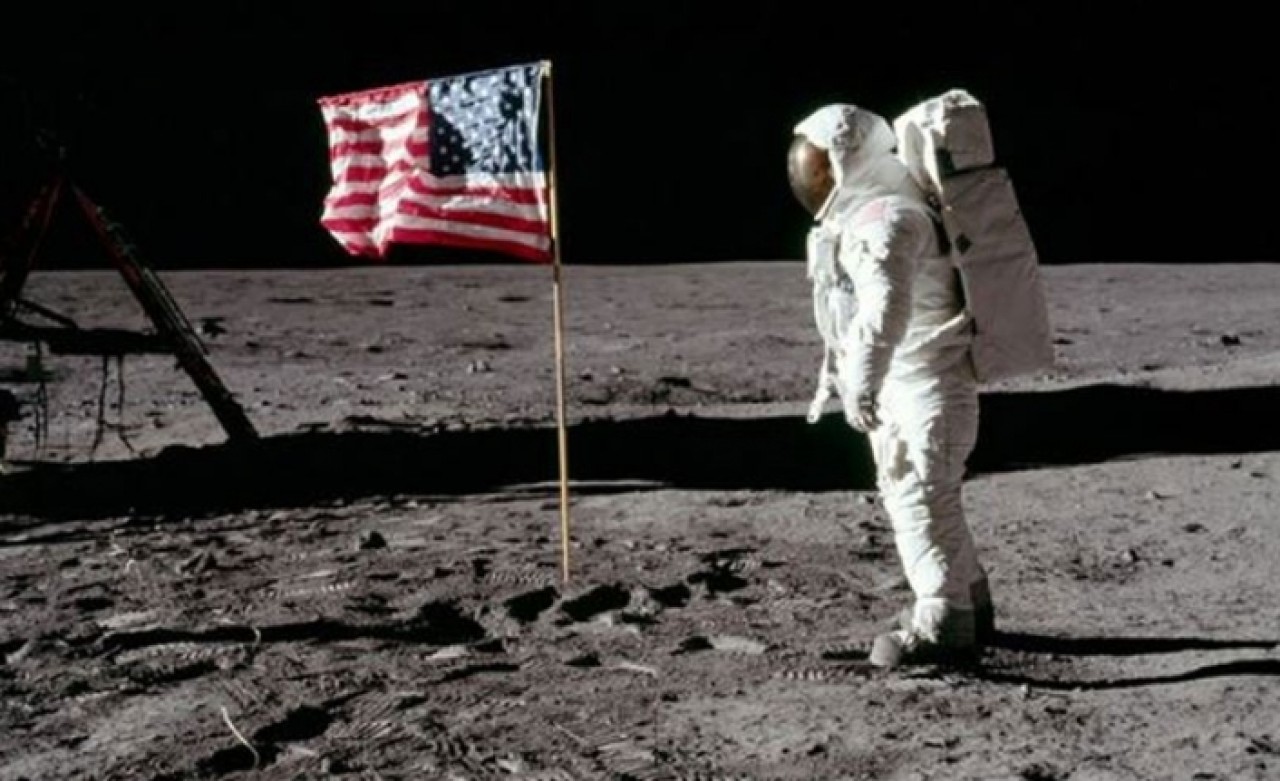 Ay'a ayak basılan anın görüntüleri 1, 8 milyon dolara satıldı