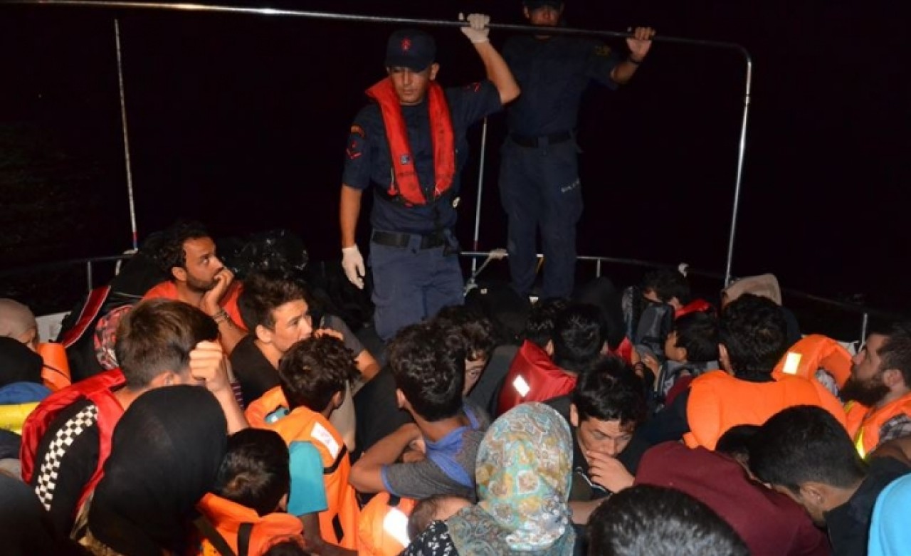 Ayvalık açıklarında 46 düzensiz göçmen yakalandı