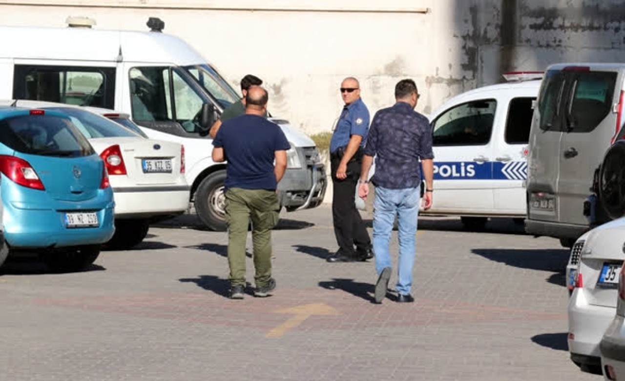 Babaannesini bıçaklayarak öldürdü,  kahveye gitti