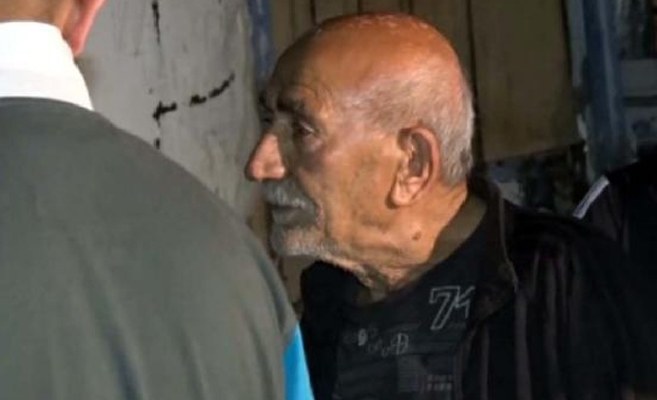 Bahçesinde baktığı kedilerin sesine uyanınca...