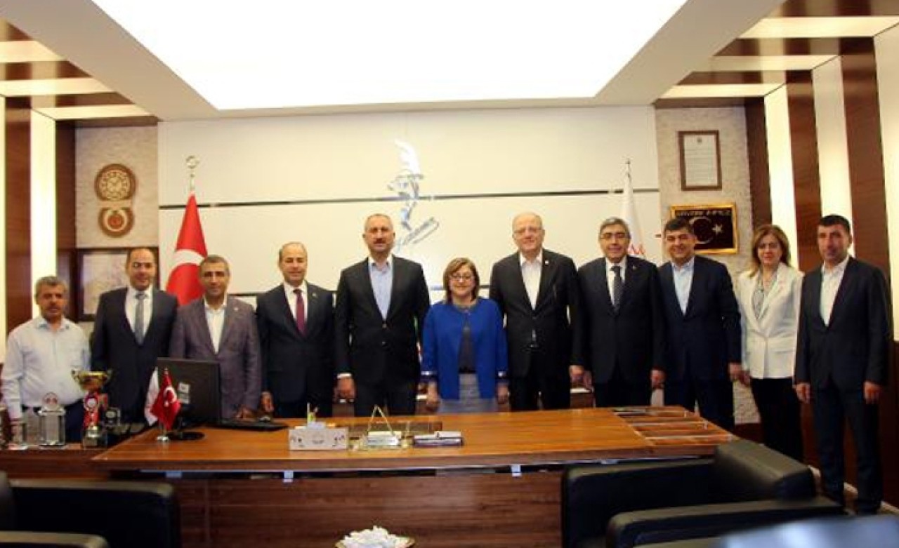 Bakan Gül: Önemli olan seçimden çok,  milletin gönlünü kazanmak