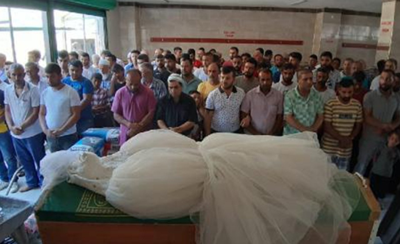 Baş ağrısı şikayetiyle gittiği hastanede ölen Gülsüm,  gelinlikle uğurlandı