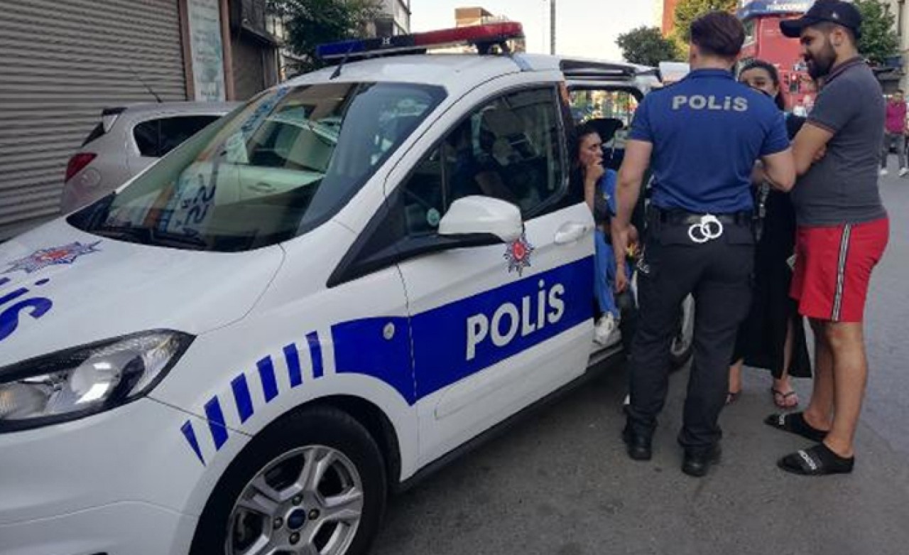 Beyoğlu'nda kapkaça direnen kadın turist metrelerce sürüklendi 