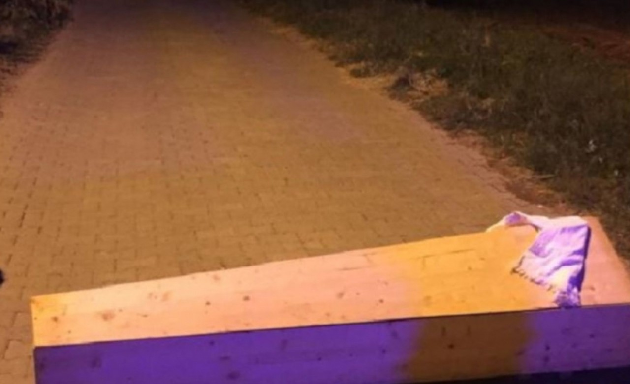 Boş tabut sokak ortasına 'şaka olsun diye' bırakılmış