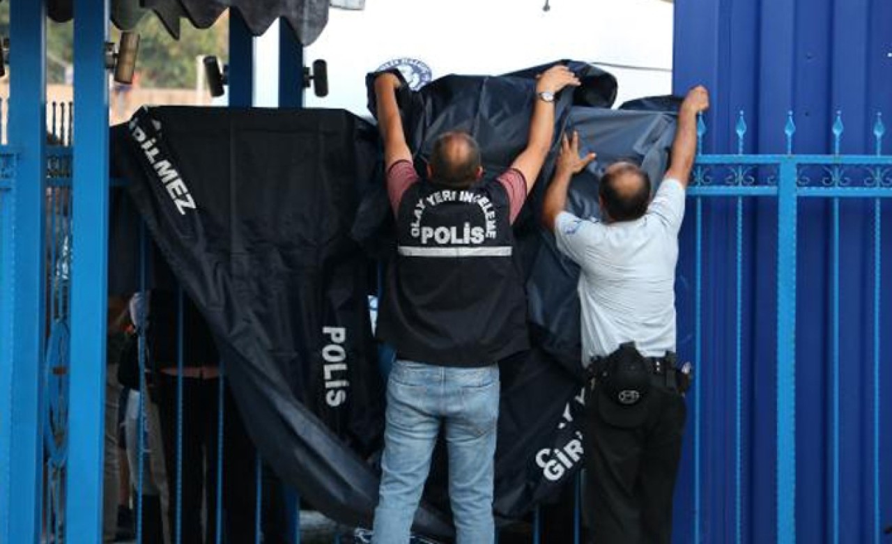 Boynunda iki kelepçeyle denizde bulundu