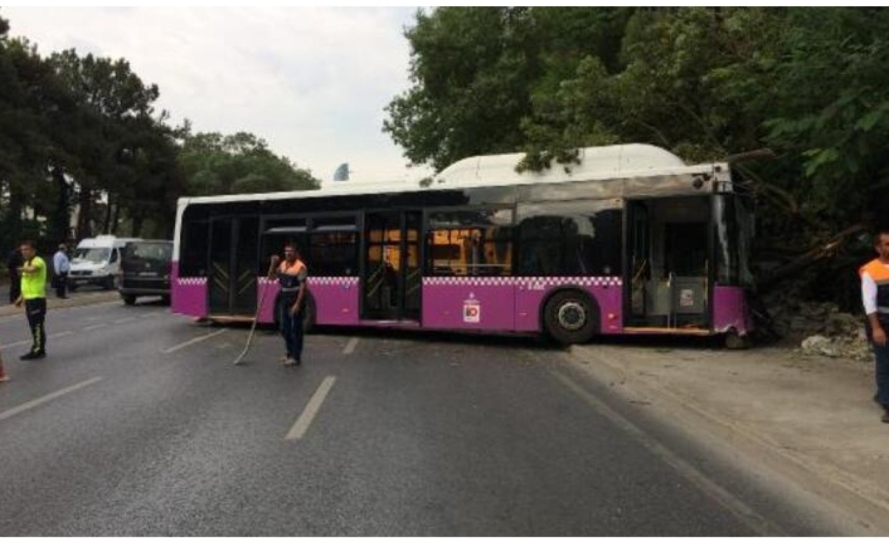 Büyükdere Caddesi'nde halk otobüsü duvara çarptı
