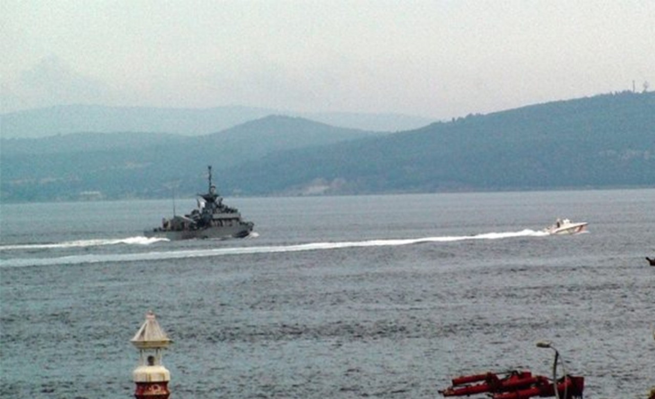 Çanakkale Boğazı'ndan geçen Yunan savaş gemisinde ilginç detay