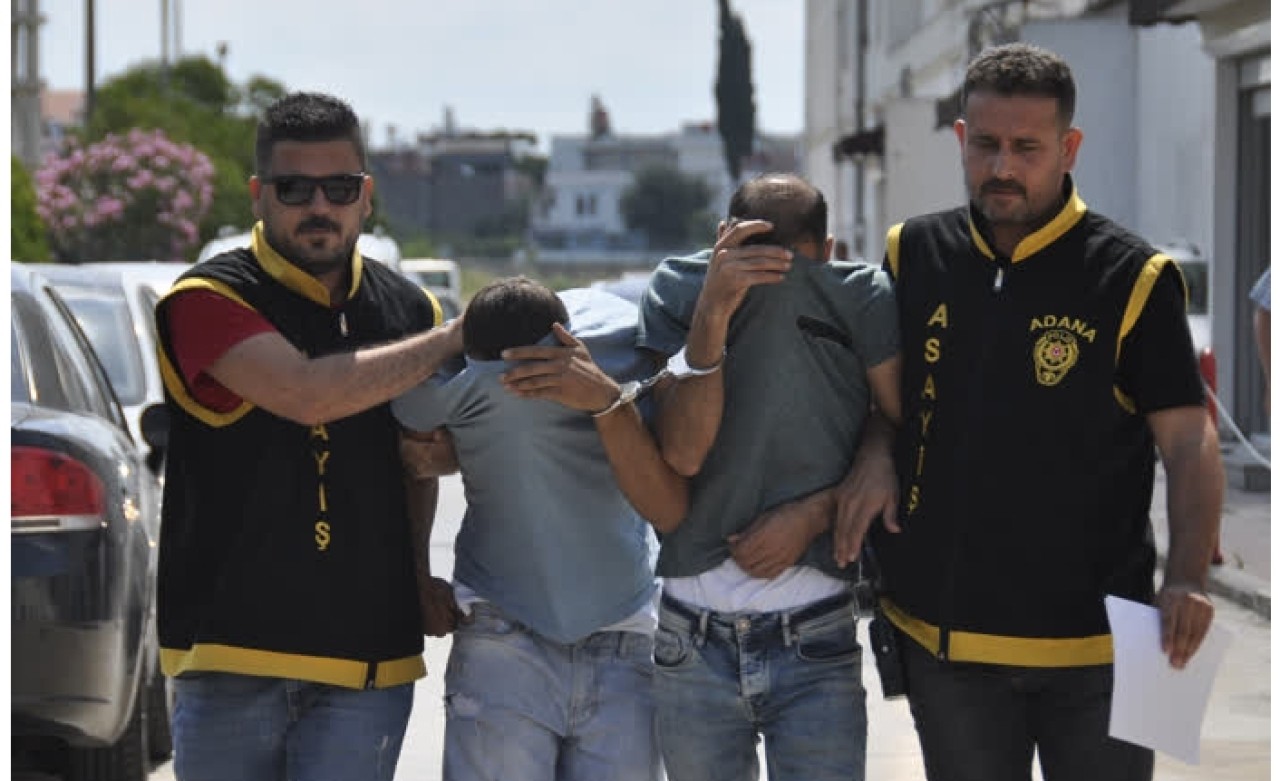 Çantasını çaldıkları kadını yerde sürüklediler