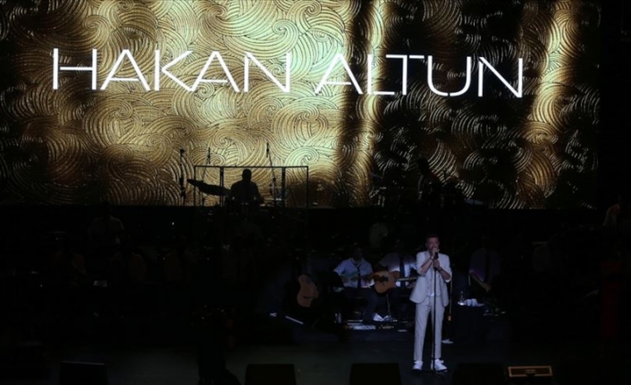 Cengiz Kurtoğlu ve Hakan Altun Harbiye'de hayranlarıyla buluştu