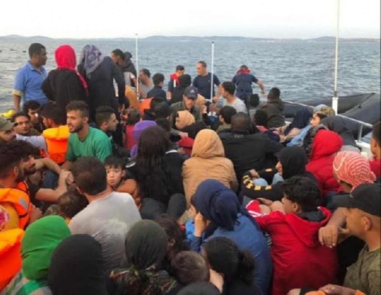 Çeşme açıklarında 133 kaçak göçmen yakalandı