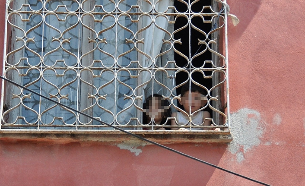 Çocuklarını evde yalnız bırakıp gezmeye gitti