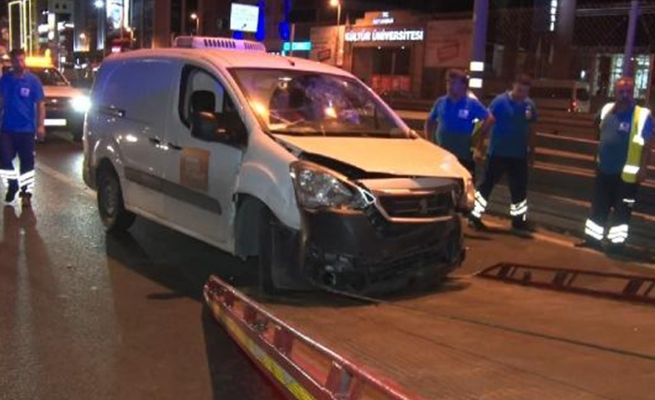 D-100'de trafik kazası: Temizlik işçileri ölümden döndü