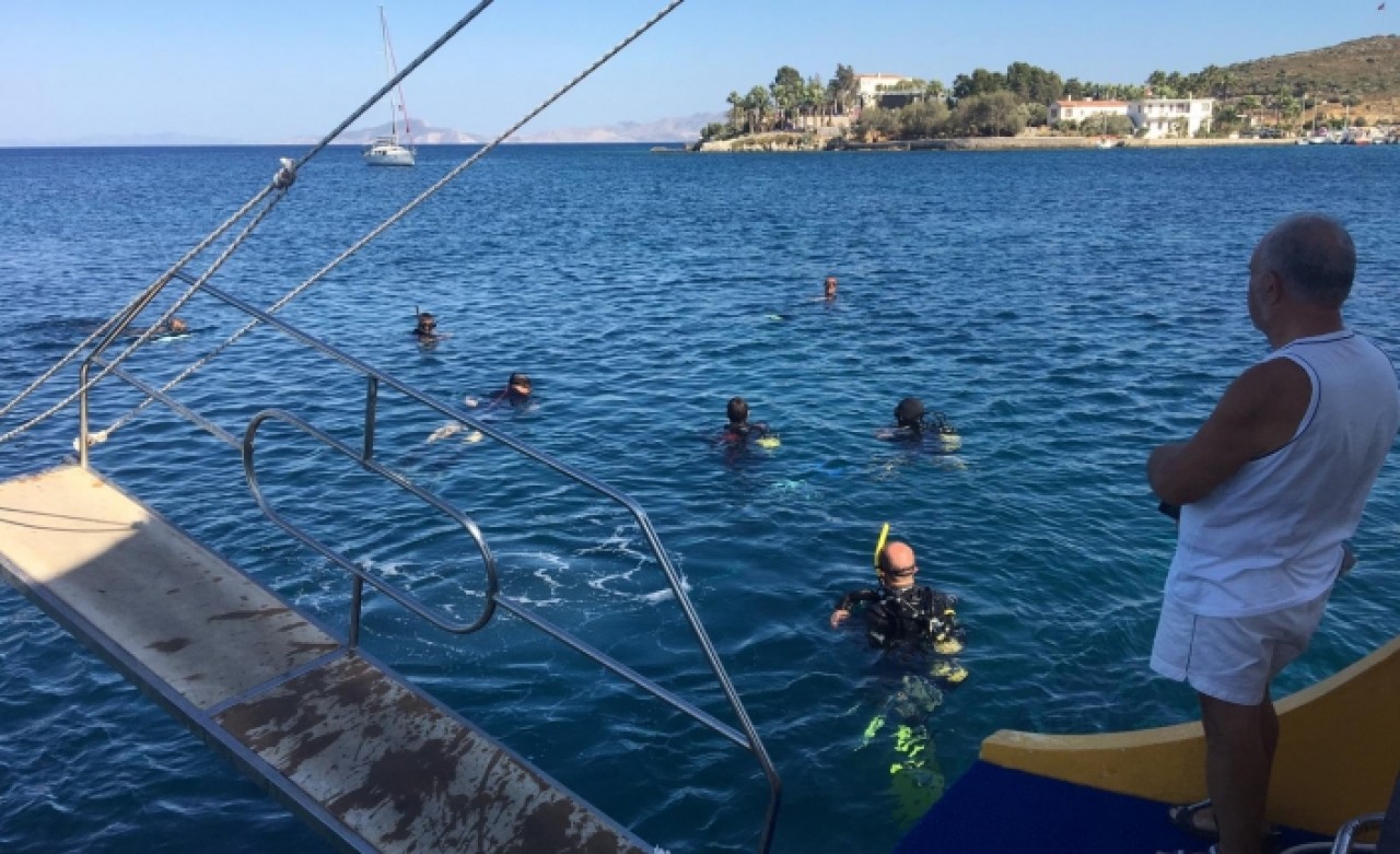 Deniz dibinden 2 saatte 2 ton atık çıkarıldı